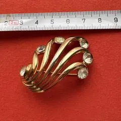 TRIFARI ゴールド＆ラインストーンのヴィンテージブローチ