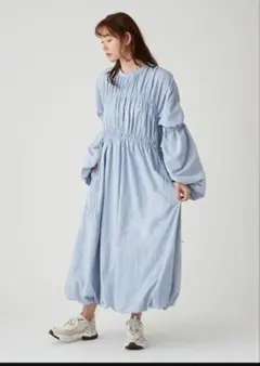 美品 エミアトリエ ロングワンピース マキシ丈 ギャザー バルーン袖 水色 春夏のサムネイル