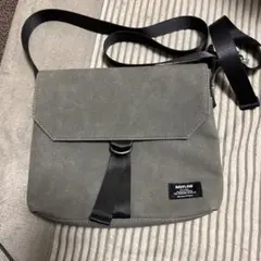 【新品】BAYFLOW グレー フラップサコッシュバッグのサムネイル