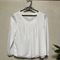 白のブラウス
