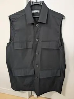 黒のボタン付きベスト