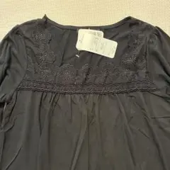 レース装飾付きブラック長袖トップス