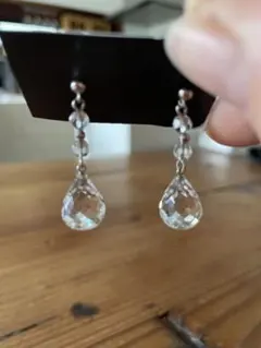 クリスタル涙型ピアス