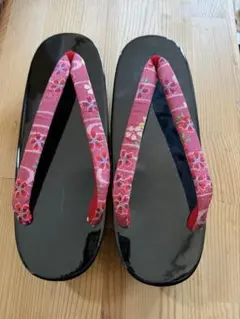 黒い下駄 赤い花柄鼻緒　歯が短くて、とっても可愛いです
