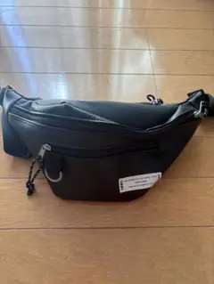 黒 合成皮革 ボディバッグ