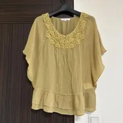 オリーブ色フリル付きブラウス Mサイズのサムネイル