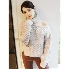 カットショルダーケーブルニット