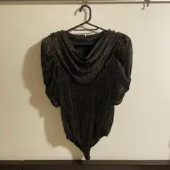 黒いドレープネックボディスーツ