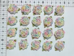 専用ページです。巻きバラモチーフ 2cm 葉つきパステル虹カラー 20個
