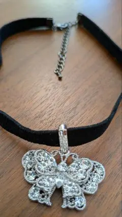 蝶のペンダント付き黒チョーカー