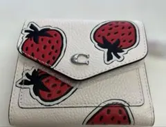 新品・未使用コーチCOACH いちご柄 二つ折り財布ホワイト 新品・未使用コーチCOACH いちご柄 二つ折り財布ホワイト - メルカリ