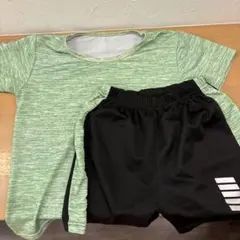 緑色Tシャツと黒色ショートパンツセット