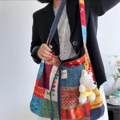 ショルダーバッグからふるパッチワーク風プリントリバーシブル　チャーム付き