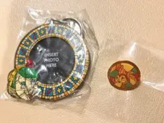 【希少】廃盤品　ディズニー　ピノキオ　ステンドグラス風　キーホルダー　ピンバッジ