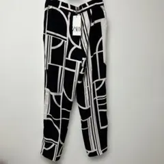 【ZAＲA】スタイリッシュなフレアパンツ！幾何学柄がオシャレ！サラッサラの落ち感のサムネイル