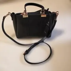 ブラックハンドバッグ，ショルダーバック ゴールド金具付き