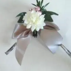 エレガントなコサージュ ホワイト