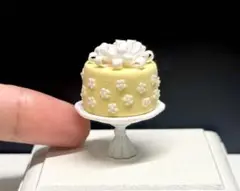 【ミニチュアスイーツ】ハンドメイド　イエローフラワーケーキ　ケーキ台付き