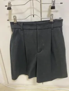 GUダークグレー タック入りショートパンツSサイズ