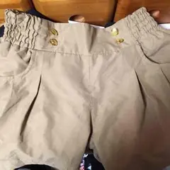キャラメルカラーのパンツ。
