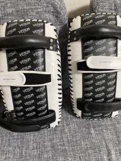 Venum パンチングミット ホワイト/ブラック