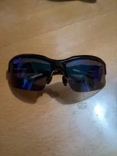 スポーツタイプ 黒 サングラス 青いレンズ
