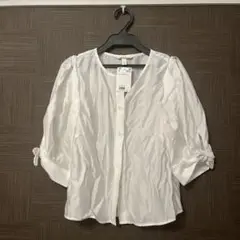 ホワイトパフスリーブブラウス　H&M 白シャツ　りぼん　白ブラウス