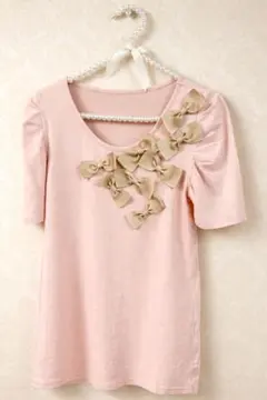 &LOVE リボン装飾のピンク半袖Tシャツ