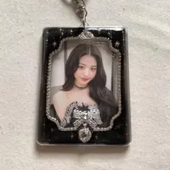 韓国　トレカ　ケース　デコ　硬質　キーホルダー　シルバー　リボン　王冠　黒