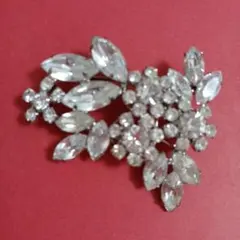 クリスタル花モチーフ金属ブローチ