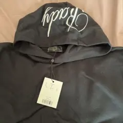 黒いフード付きパーカー ロゴ入り