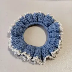 フリル付き青色シュシュ