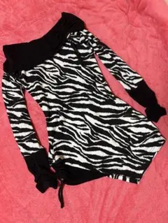 d.i.aゼブラ柄オフショルダー バック露出 絞り上げ 袖クシュクシュワンピース