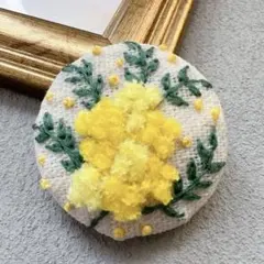 ハンドメイド　刺繍ブローチ　ミモザ③ くるみボタン