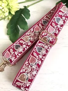 いちご柄インド刺繍リボンショルダーストラップ　ピンク　スマホショルダー