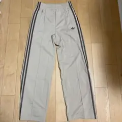 adidasアディカラー ファイヤーバードルーズ トラックパンツ ストーンカーキ