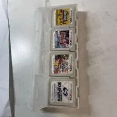 ニンテンドー3DS ゲームカードケースカセット4つ付き