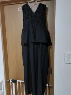 ブラックペプラムドレス