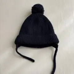 ザラキッズ　黒に近いネイビー ポンポン付きニット帽