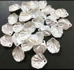 パールホワイト花びらパーツ♡３０枚セット