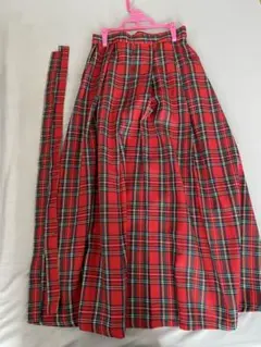 赤いタータンチェックプリーツスカート
