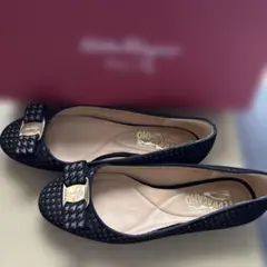 Salvatore Ferragamoリボン付きブラックフラットシューズ