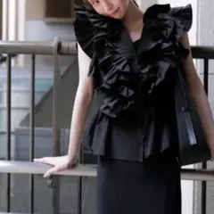 VELLA Blanc Natureオーガンジーフリルノースリーブトップス黒40 