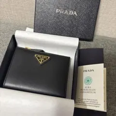 【新品】プラダ 二つ折り財布 三角ロゴ カーフレザー 黒 1ML050のサムネイル