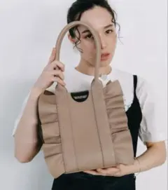美品【シアタープロダクツ】フリルレザーバッグ ベージュ