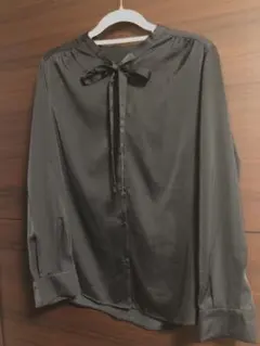 リボン付きブラックシャツ 長袖