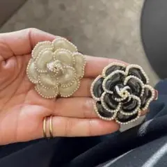 ホワイト・ブラック　花形　ブローチ　2個セット　新品　白　黒　モノクロ　フラワー