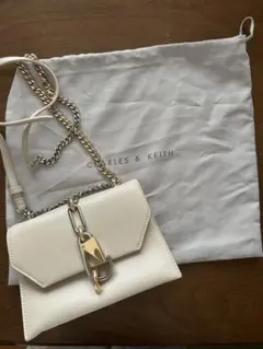 CHARLES & KEITH アイボリーショルダーバッグ