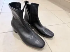 黒のショートブーツ サイドファスナー 中ヒール