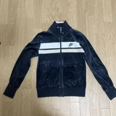 NIKE、黒、ベージュ、白。ベロア